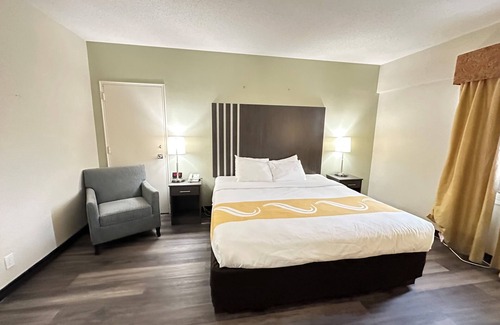 Point Edward Hotel | Quality Inn Sarnia