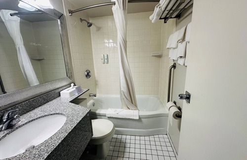 Point Edward Hotel | Quality Inn Sarnia