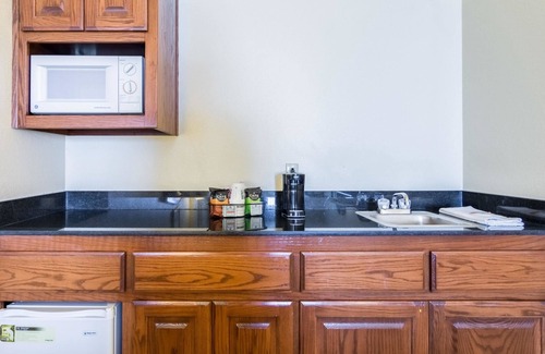 Alma Hotel | Quality Inn & Suites Alma - Fort Smith Northeast