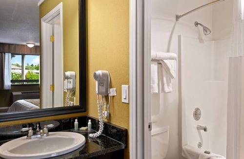 Fife Hotel | Quality Inn & Suites Fife Seattle