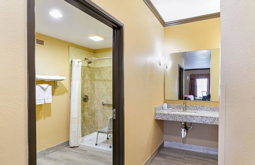 Lubbock Hotel | Quality Inn & Suites