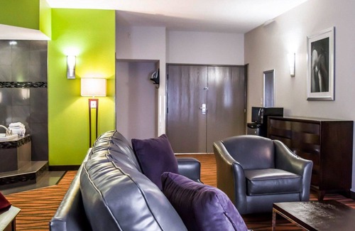 Biggar Hotel | Quality Suites Fort Myers I-75