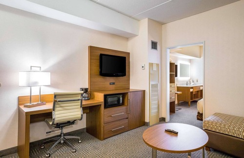 Lansing Hotel | Quality Suites Lansing West