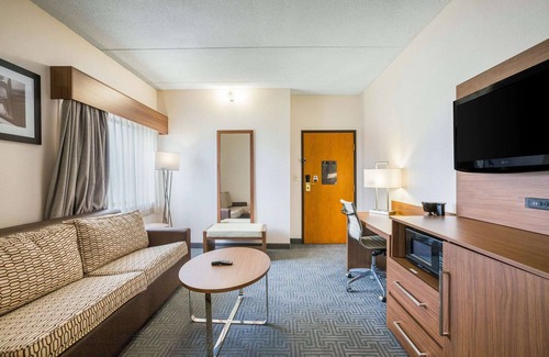 Lansing Hotel | Quality Suites Lansing West