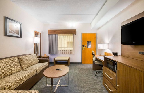 Lansing Hotel | Quality Suites Lansing West