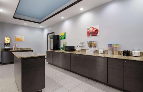 Tulsa Hotel | Quality Suites Tulsa I-44