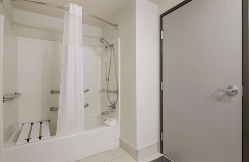 Tulsa Hotel | Quality Suites Tulsa I-44