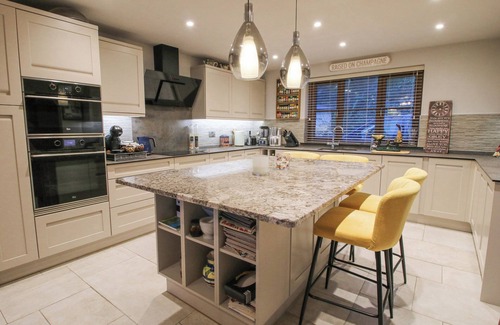 Montgomery House | QUARRY HOUSE, family friendly, with hot tub in Priest Weston