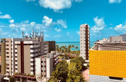 Ponta Verde Apartment | Quarto e sala com piscina próximo à praia