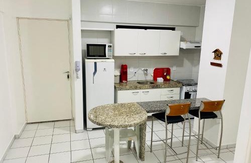 Ponta Verde Apartment | Quarto e sala com piscina próximo à praia