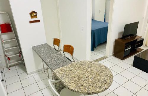 Ponta Verde Apartment | Quarto e sala com piscina próximo à praia