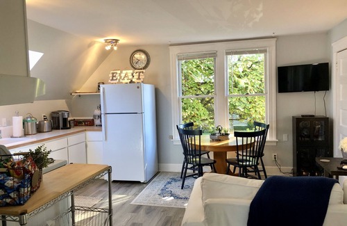 West Queen Anne Apartment | Queen Anne Farmhouse - Upper Unit
