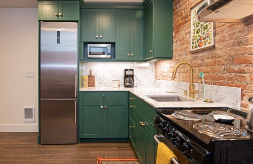 Alphabet Historic District Apartment | Queen Anne Guest Apt. In Historic District