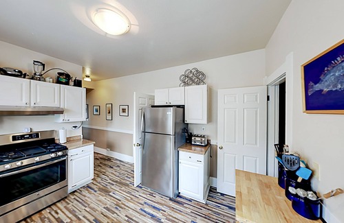 Queen Anne House | Queen Anne home with full kitchen, fireplaces, fenced yard with grill