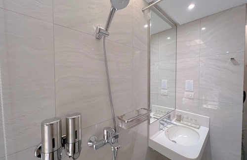 Pasay Hotel | Queen Bed near NAIA T3 - Access via Runway Manila