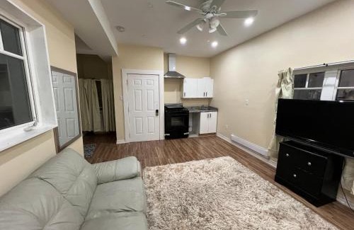 York Regional Municipality Apartment | Queen Bed Apartment with Seamless Living & Kitchen