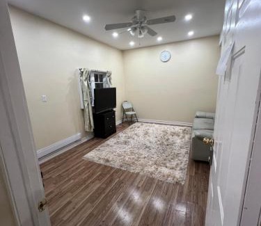 York Regional Municipality Apartment | Queen Bed Apartment with Seamless Living & Kitchen