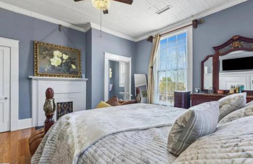Anderson House | Queen Bed Escape. Near Dining and Main Street