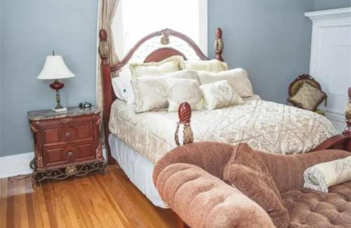 Anderson House | Queen Bed Escape. Near Dining and Main Street