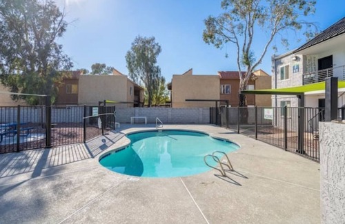 Chesterfield Place Apartment | Queen Bed, Parking, Pool, Golf, Hospital, College. 948 E Devonshire Ave Unit 139
