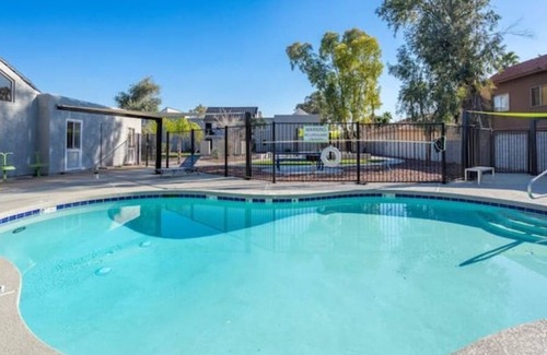 Chesterfield Place Apartment | Queen Bed, Parking, Pool, Golf, Hospital, College. 948 E Devonshire Ave Unit 139