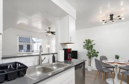 Chesterfield Place Apartment | Queen Bed, Parking, Pool, Golf, Hospital, College. 948 E Devonshire Ave Unit 139