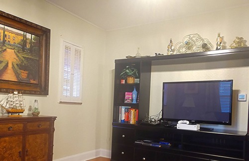 West Price Hill House | Queen Bed + Sleeper Sofa