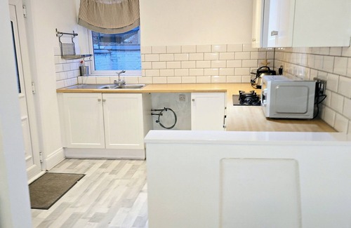 Oldham Apartment | Queen Bedroom In Moston. Located in Moston, 4.6mi from Etihad Stadium.