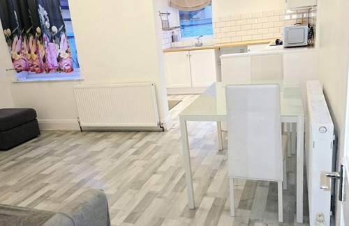 Oldham Apartment | Queen Bedroom In Moston. Located in Moston, 4.6mi from Etihad Stadium.