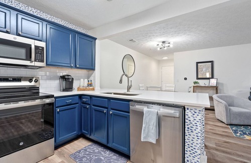 Auburn Apartment | Queen Bedroom inside a 4 BR Condo/New AU Oasis