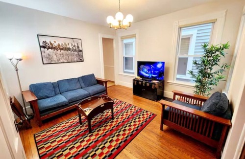 New Haven Apartment | Queen Beds, Fast WiFi, TV, Free Parking, Walk to Yale and Downtown!