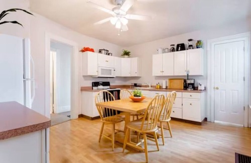 New Haven Apartment | Queen Beds, Fast WiFi, TV, Free Parking, Walk to Yale and Downtown!