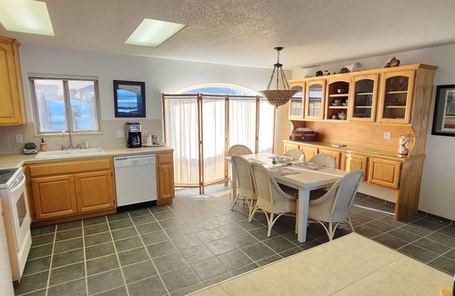 Gold Beach House | Queen Bee - Majestic Beach Front w/Vast Ocean Views, Spa