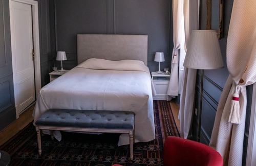 Saint-Julien Other | Queen-Deluxe-Private Bathroom-Vineyard view-chambre grise