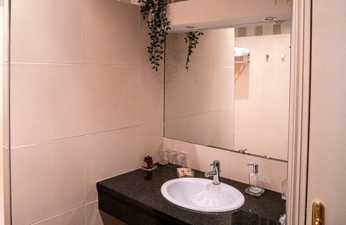 Saint-Julien Other | Queen-Deluxe-Private Bathroom-Vineyard view-chambre grise