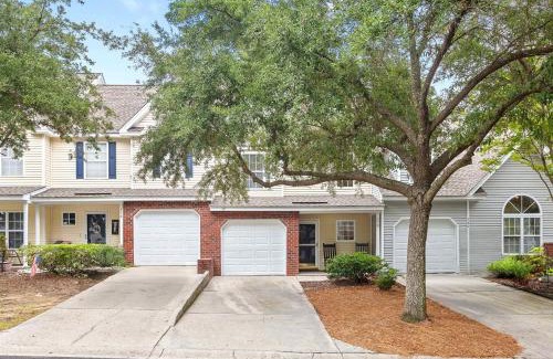 Charleston House | Queen Kelsey - mins from Credit One - pet friendly