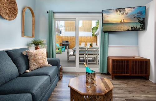 Uptown - Upper Duval House | *QUEEN OF LOUISA @ DUVAL* Home in Old Town & Private Pool + LAST KEY SERVICES