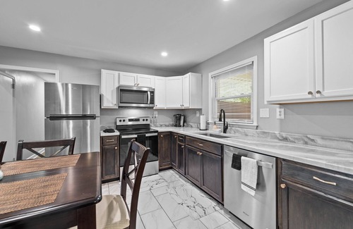 Aberdeen House | Queen Pines sleeps 8 nestled in the heart of the city Aberdeen/Pinehurst Area