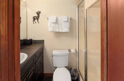 Olney Hotel | Queen - Queen bedroom with private bathroom, mini fridge