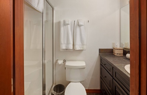 Olney Hotel | Queen - Queen bedroom with private bathroom, mini fridge