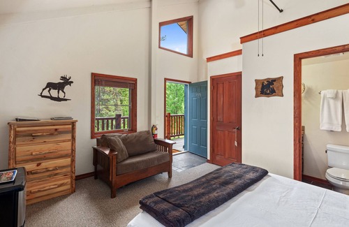 Olney Hotel | Queen - Queen bedroom with private bathroom, mini fridge