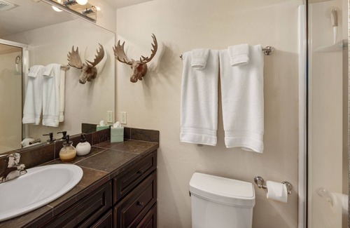 Olney Hotel | Queen - Queen bedroom with private bathroom, mini fridge