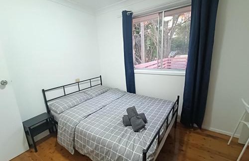Carlingford House | Queen Room in Spacious House - Close to Shops and Station - NC6