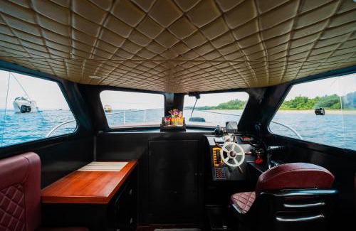 Tanjungbenoa Boat Rental | Queen Ruizi Private Yacht Charter