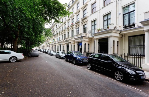 Bayswater Apartment | Queen's Gardens Flat, by Veeve