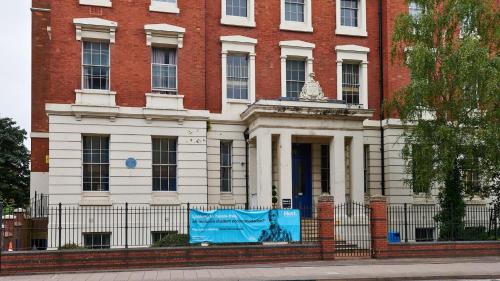 The Westside Apartment | Queen's Hospital Close near Birmingham City Centre