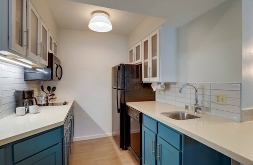 Sunnyvale Hotel | Queen Stay Near Golf Club at Moffat Field! Pool, Mini Market, Pets Allowed!