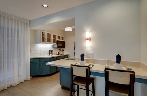 Sunnyvale Hotel | Queen Stay Near Golf Club at Moffat Field! Pool, Mini Market, Pets Allowed!