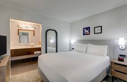 Sunnyvale Hotel | Queen Stay Near Golf Club at Moffat Field! Pool, Mini Market, Pets Allowed!
