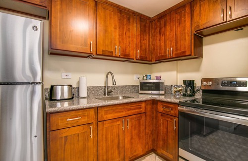Waikiki Apartment | Queen Studio, Full Kitchen 1.5 mins from the Beach